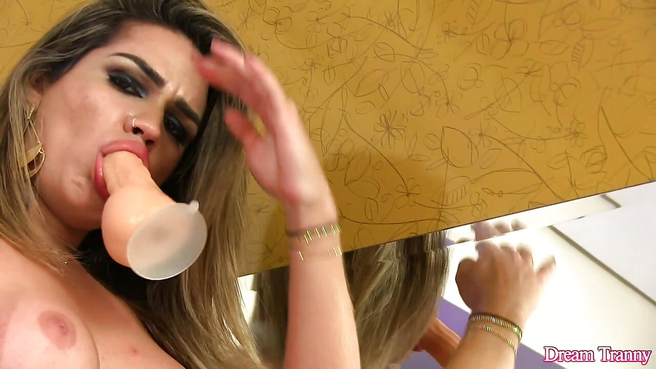 Tgirl amanda fialho被一根大假阳具插菊花