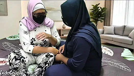 Das Hijab-Mädchen überprüft die Brustgröße und berührt und streichelt die Muschi