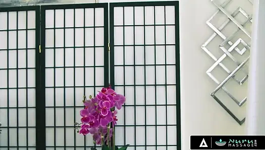 NURU MASSAGE - dicke titten anissa kate leitet emma rosie im massagezug, wird zu dreierfick