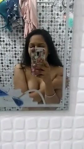 恥ずかしがり屋の可愛い人がついにおっぱいを披露