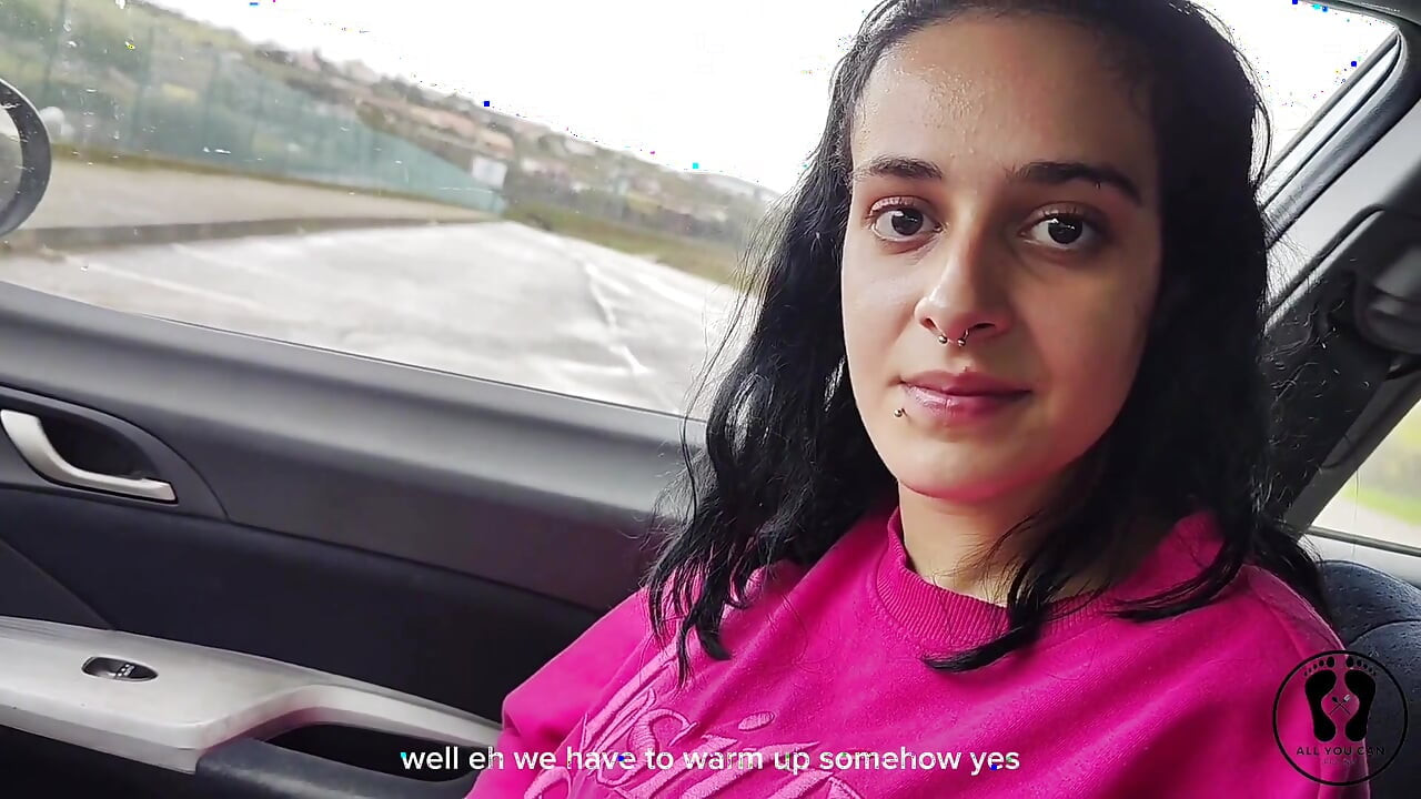 Boquete em um carro nerd menina gozada na boca dia chuvoso