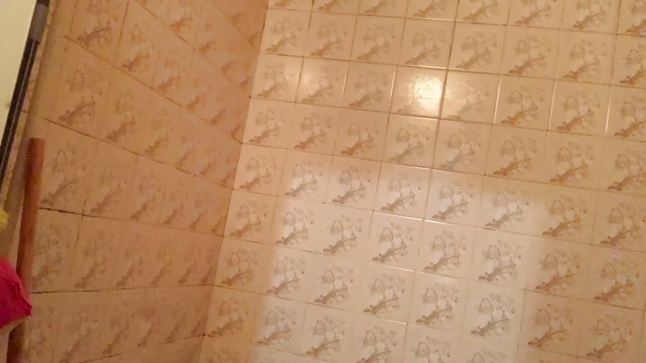 Naakte babe in de badkamer