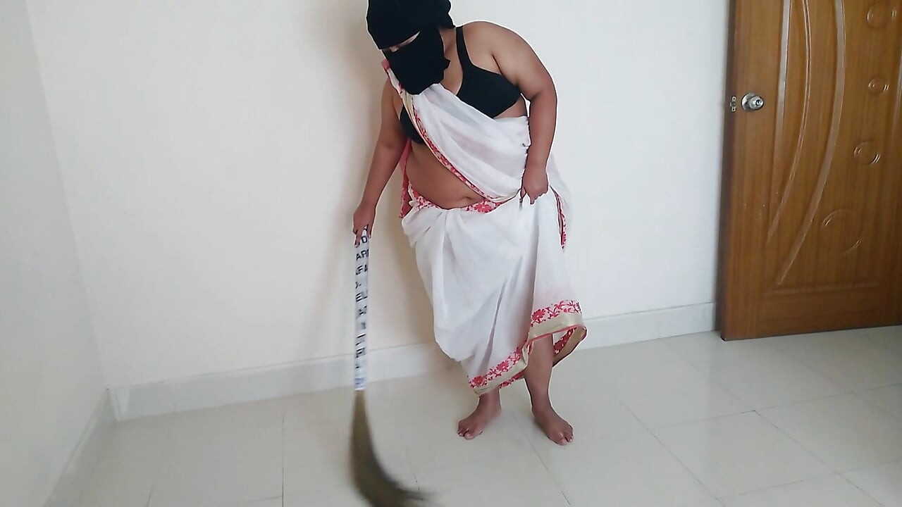 Người giúp việc Ấn Độ bị chủ nhân đụ trong khi quét nhà