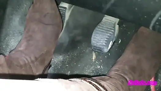 Nyllady fährt ihren roten punto in high heelsed stiefeln