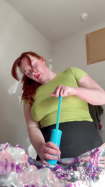 Solo Seksi crvenokosa doživljava orgazme umjesto pakiranja i kretanja