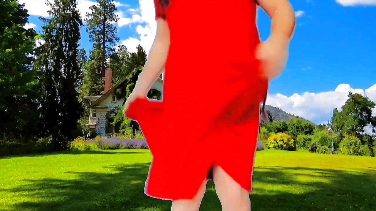 Prekrasan femboy divlje pleše pod zavodljivim neonskim svjetlima