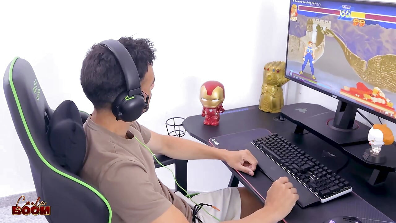 ゲーマーボーイが2人のブロンドのポルノスター、カーラ・ブームとスリーサムでイく