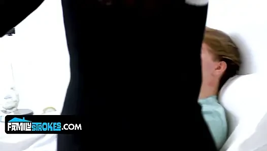 Грудастая фигуристая мачеха Penny Barber получает камшот на лицо от пасынки с большой