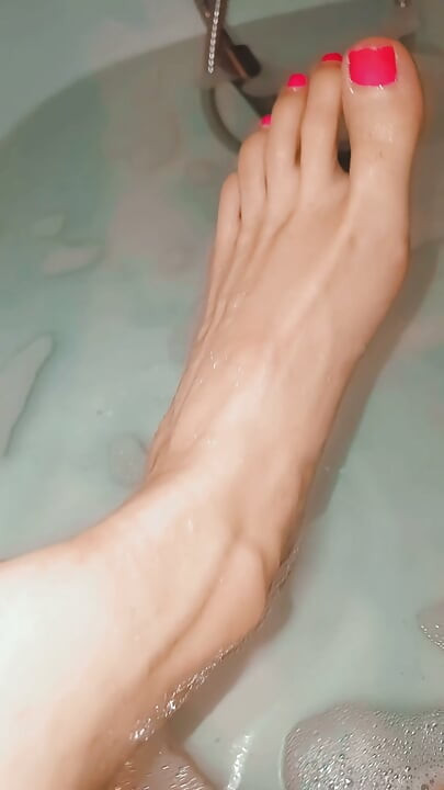 Pies bonitos en la ducha