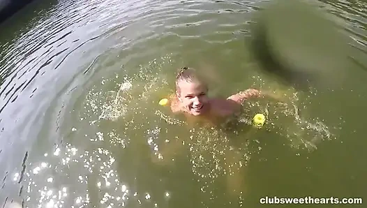 Vahşi kızlar sıska yüzme