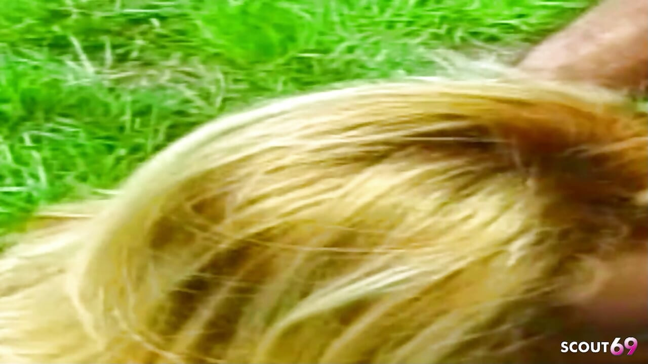 Блондинка транссексуална тайно я чукат в гората в стегнатия си задник