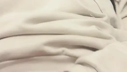 Ajudan care muncrat di kamar mandi umum saat istirahat