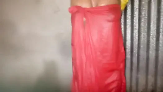 Öğlen banyo yapıyor