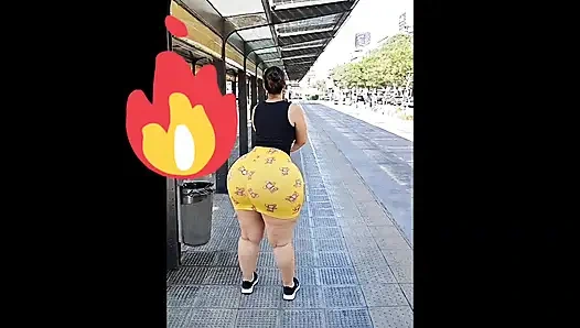 Большая задница ждет автобус в Аргентине