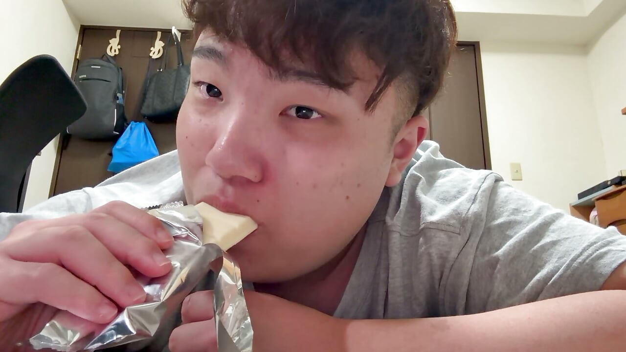Kawaguchi-kun, eat some sweets.