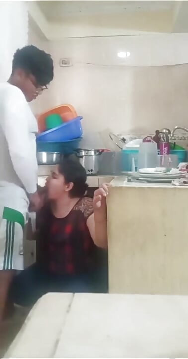 Me fode na cozinha, sua esposa chegará a qualquer momento.
