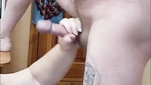 Wanita gemuk ngocok kontolku sampai dicrot sperma di dirinya sendiri. Close up
