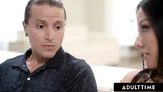 ADULT TIME - hamile orta yaşlı seksi kadın Jennifer White kocası uzaktayken komşusunu sert sikmesi için yalvarıyor