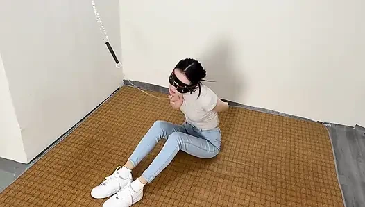 Посади в тюрьму девушку в тугих джинсах