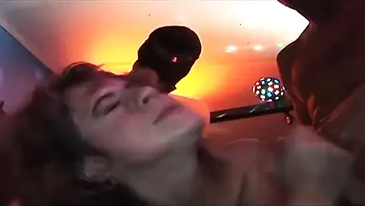 Olgun orta yaşlı seksi kadınlar vahşi grup seks partisi sırasında döl içinde sırılsıklam