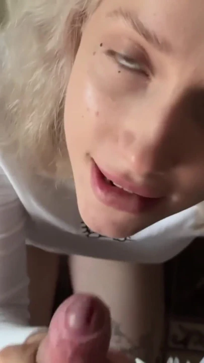 用弹跳的奶子和屁股来分散我的香港继妹的注意力，在啪之前操了她的屁股