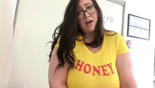 Cewek semok ini ngentot memek sempitmu habis-habisan