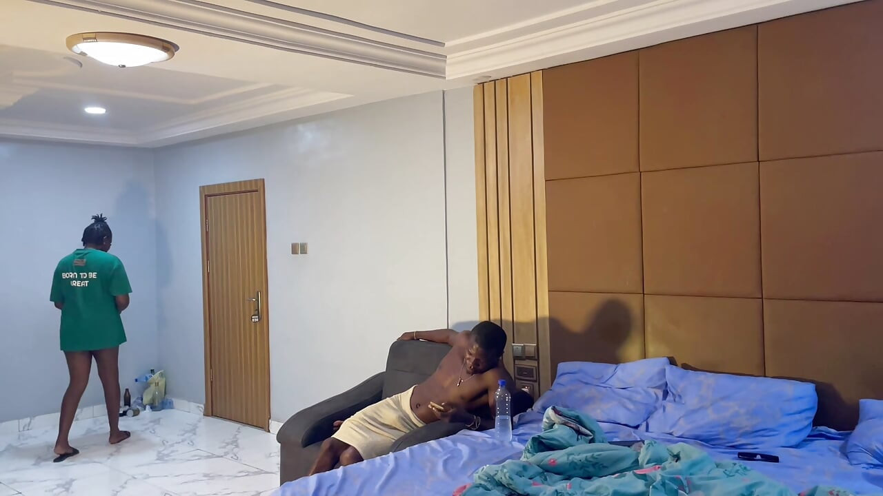 Mon femme de ménage a dit de m’utiliser avec un gros cul