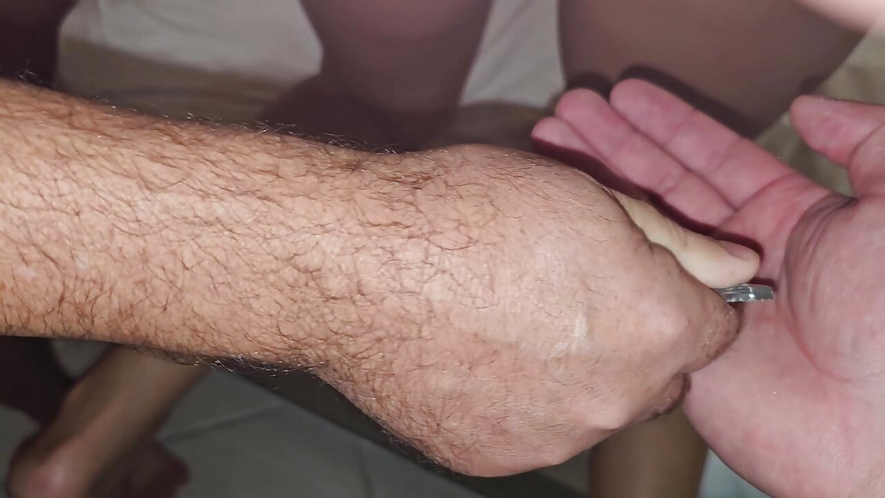 Min cuckold smorde in glidmedel på ätarens kuk så att han kunde äta min rumpa - Het fru i analsex