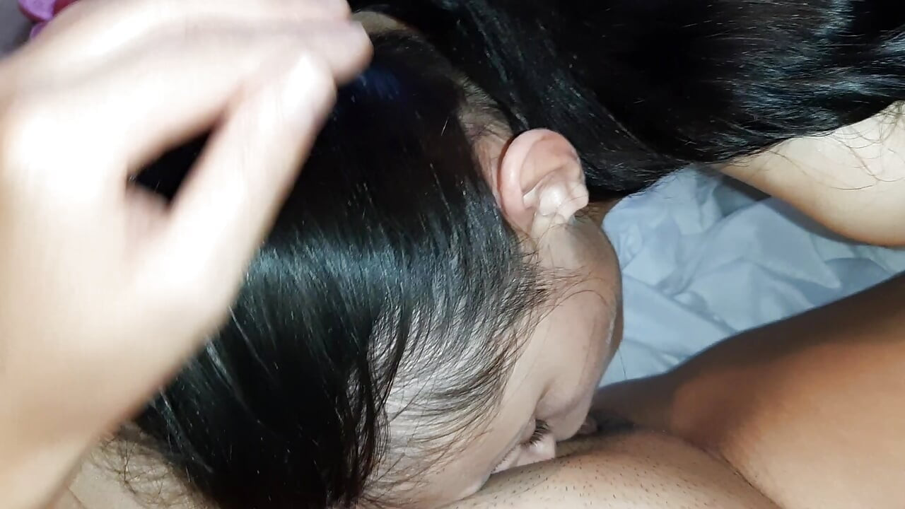 奴隷の女の子が交代で私たちのアソコを舐めている