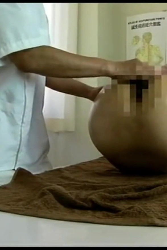 मंद स्टुडिओत, स्पर्श धोकादायक कोमलतेत बदलतो. -२