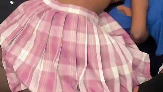 Худенькая чернокожая тинка снимает униформу, чтобы лучше трахаться