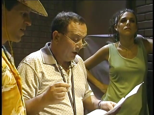 Sortudo pedaço começa a foder uma loira e morena famintas no quarto