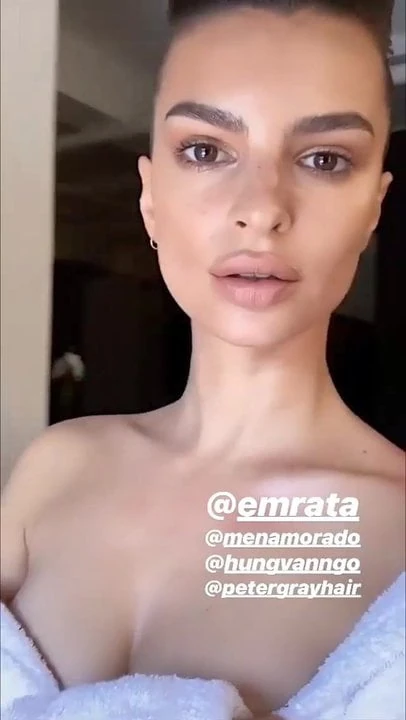 Emily Ratajkowski selfie