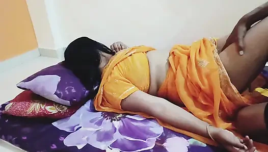 Der Nachbar ist zu ihr nach Hause gegangen und hat sie gefickt,