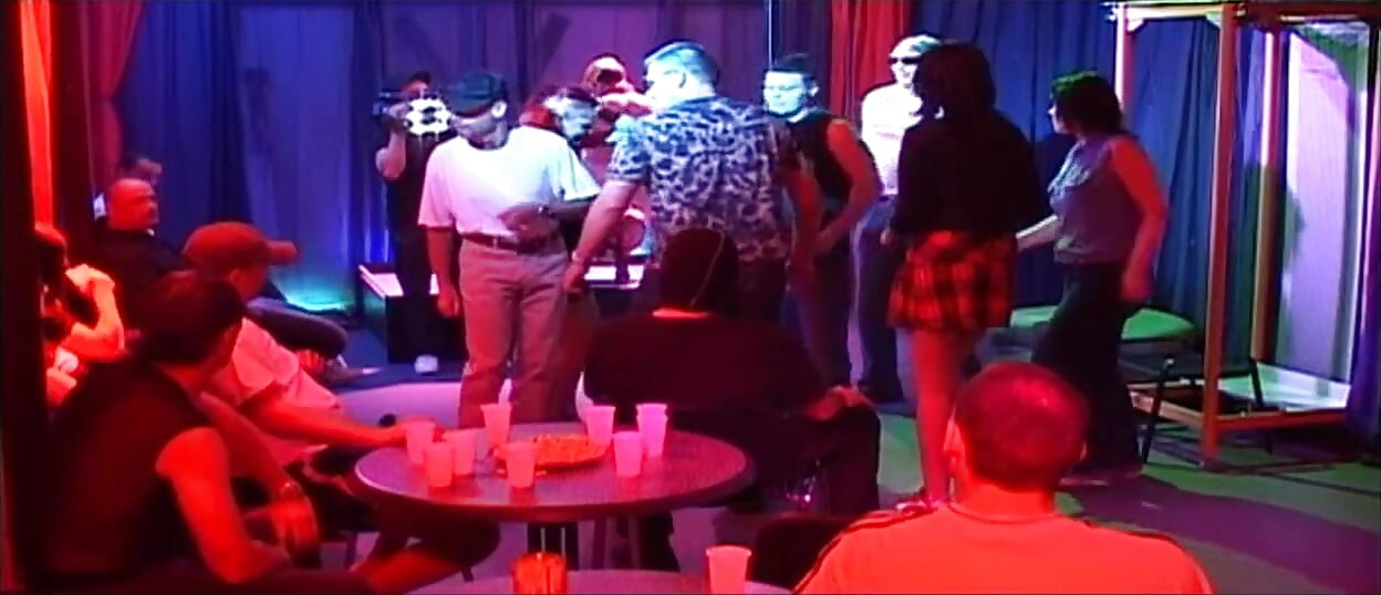 Cewek hot rambut pirang di-gangbang sama pria lain di pesta seks liar
