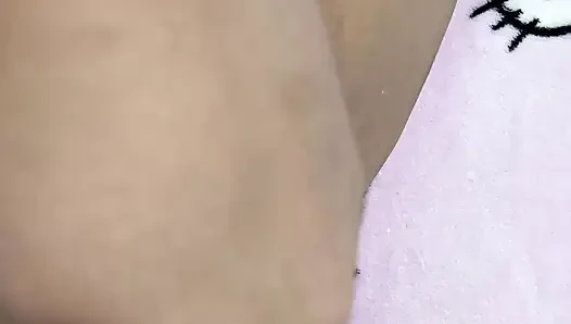 Büyük, tüylü ve büyük vajinamı mastürbasyon yapıyorum