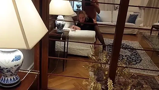 Schöne Blonde Reife Ehefrau Genießt Sex in Strümpfen