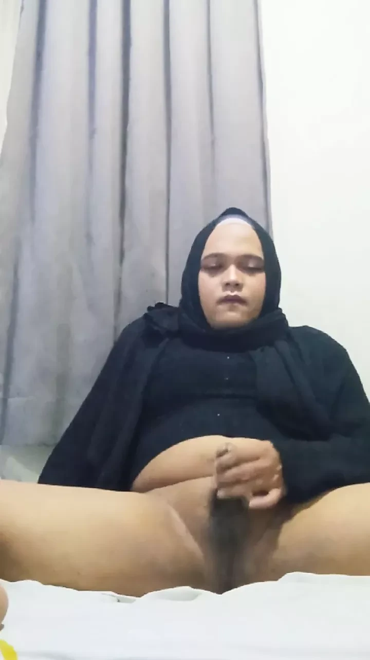 A hidzsábos crossdresser maszturbál és játszik a seggdugóval