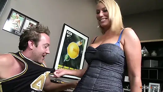 Пухлая ассистентка толкает ее чудовищную задницу для большого члена, чтобы ее трахнули