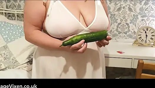 Tante jane lagi asik muasin memeknya pakai timun