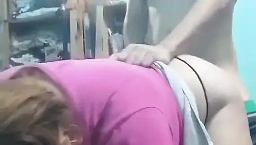 Aku nyepong kontolnya, aku ngentot gaya doggy sambil ngecrot pakai hp