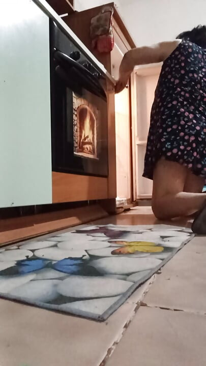 Transvestite cleans the fridge and eats his cum