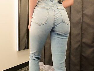 Fit girl se prueba jeans ajustados, pantalones. 4k