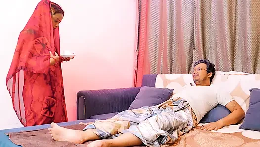Hintli köylü yaşlı adam üvey kızıyla sert seks yapıyor ve penisini emiyor saboni