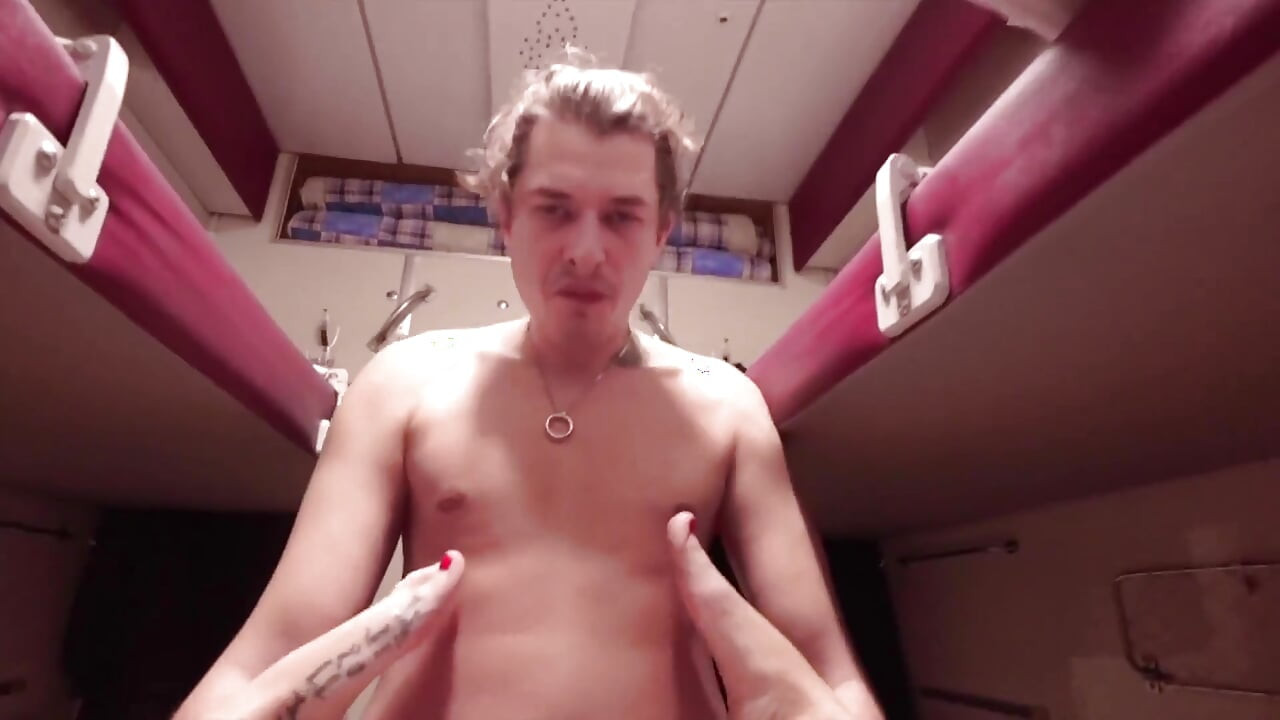 Ontmoette een hete teef in de trein en neukte haar hard met een grote pik