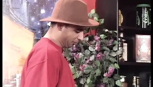 Si cewek hot rambut cokelat ini lagi asik nyepong kontol ngaceng kayak pro