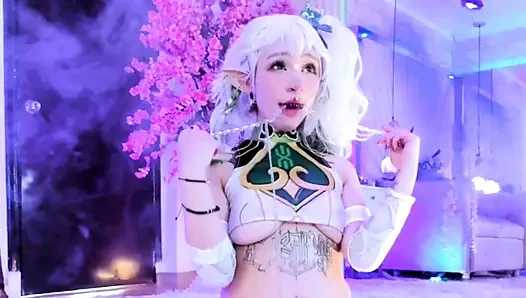 Zierliche nahida spielt mit gagtoy