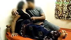 Storbröstad indisk moster har sex med sons vän