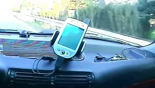Cewek hot rambut pirang lagi asik nyepong dan pamer memek beceknya di dalam mobil