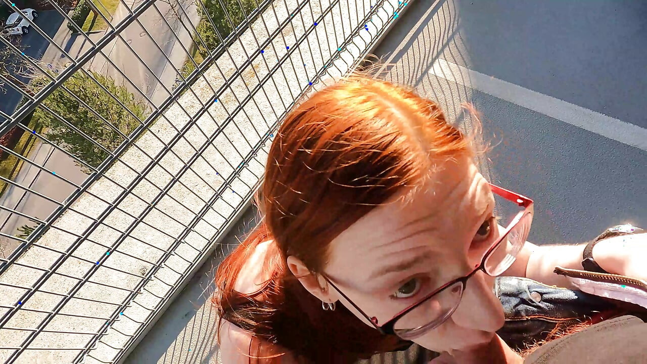 Nerdy üvey kız kardeş otoparkta ateşli seks yapıyor